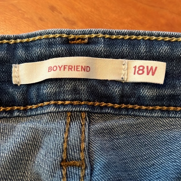 Levi's boyfriend cropped jeans medium wash. - Picture 3 of 4